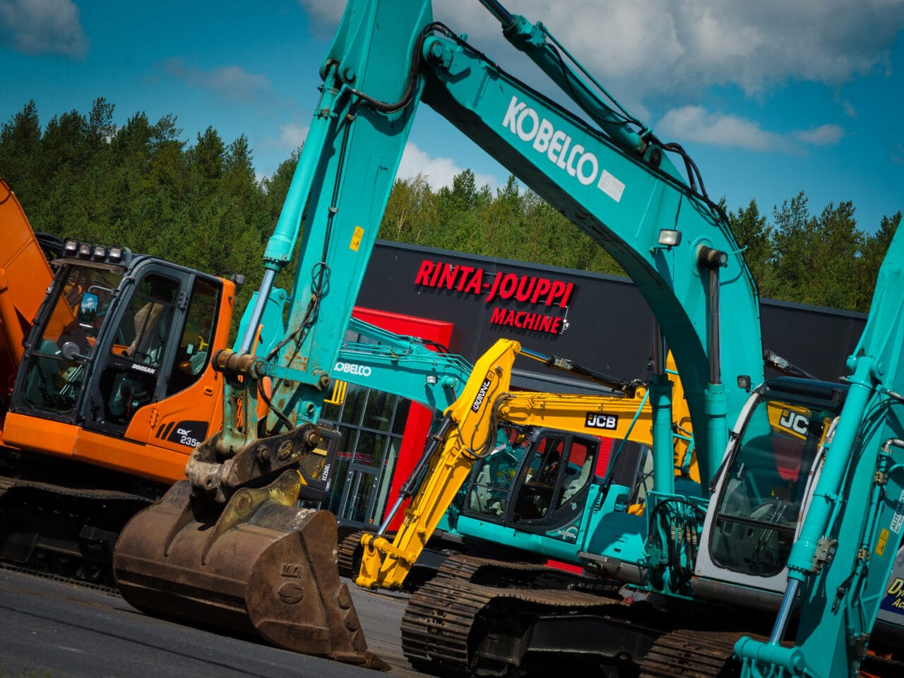 Kobelco-, JCB- ja Doosan-kaivinkoneita Rinta-Jouppi Machinen konepihalla