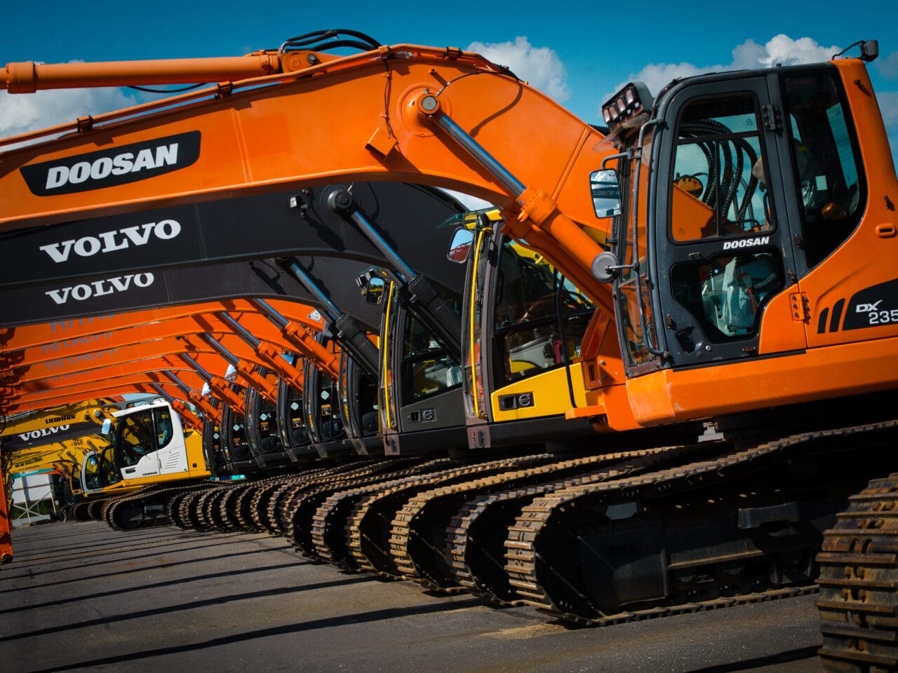 Rivissä Doosan-, Volvo- ja muita kaivinkoneita Rinta-Jouppi Machinen konepihalla