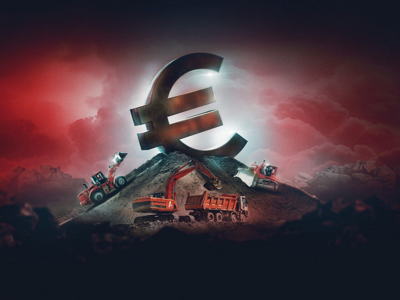Työkoneita työmaalla suuren euro-symbolin ympärillä dramaattisen taivaan alla.