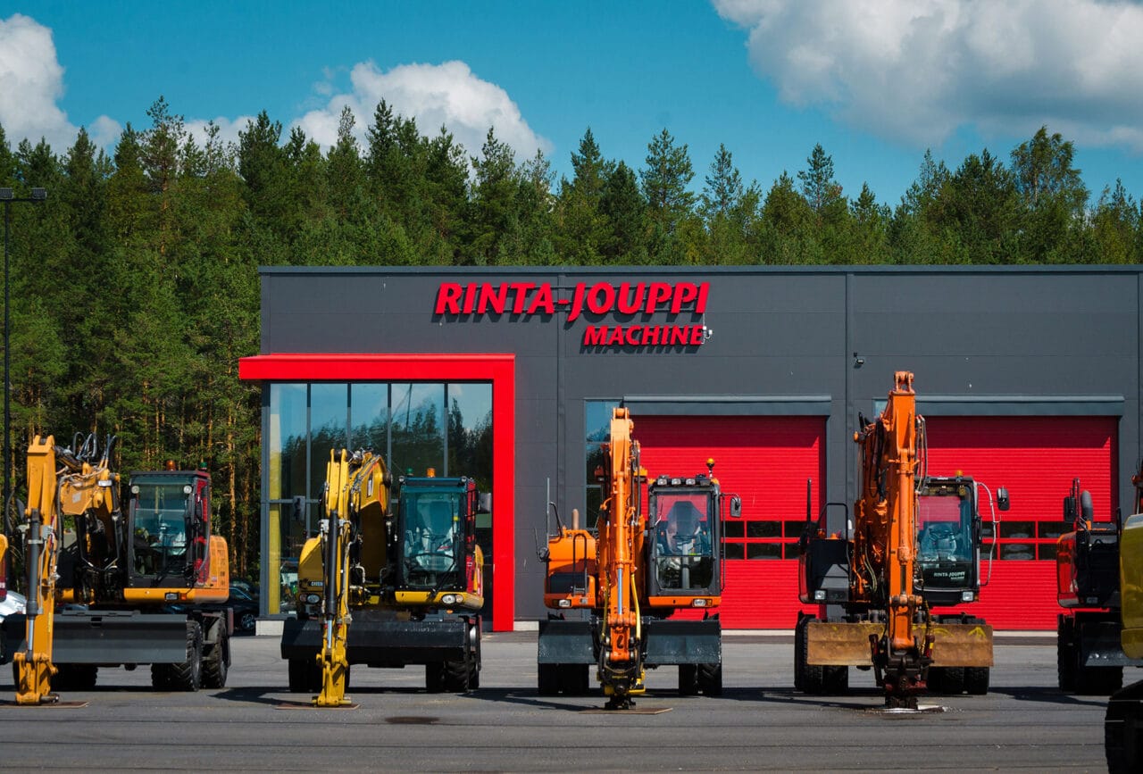 Rinta-Jouppi Machinen toimipiste ja rivissä olevia kaivinkoneita toimipisteen pihalla